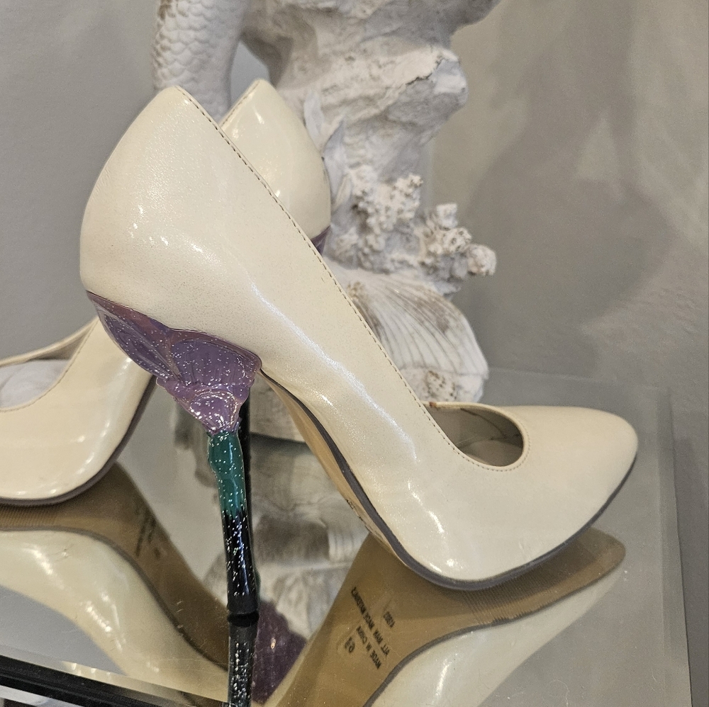VINTAGE NEWPORT NEWS CREME UNIQUE FLOWER SHAPED STILETTO HEELS